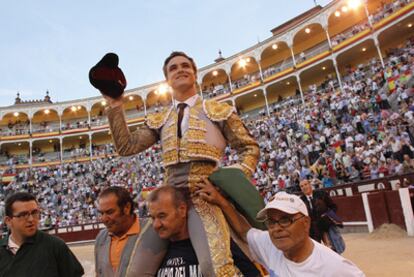 El diestro Juan Bautista sale a hombros de Las Ventas tras cortar dos orejas en la Feria del Aniversario.