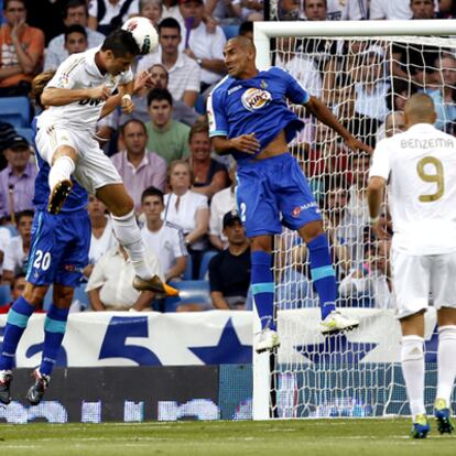 Cristiano cabecea un centro y Benzema espera el rechace en un momento del partido que enfrentó al Madrid con el Getafe el sábado.