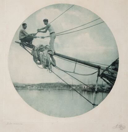 'Labor marinera', copia al bromolio transportado de Joaquim Pla Janini, de 1957.