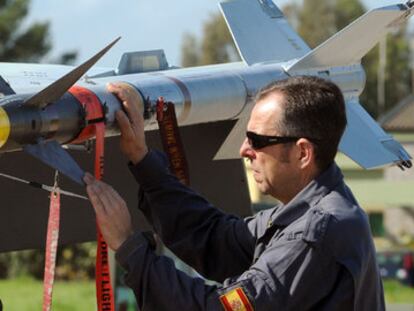 Militares españoles arman con misiles uno de los cazabombarderos F-18 desplegados en la base de Decimomannu (Cerdeña, Italia) para la misión en Libia.