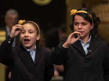 Alumnas del colegio de San Ildefonso, en el sorteo de Navidad de 2018.