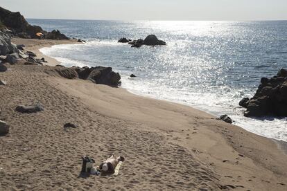 Un banyista a la platja de la Murtra, situada a Sant Pol de Mar (Maresme).