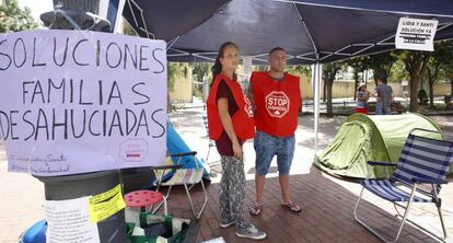 El matrimonio acampado frente a la Junta Municipal de Carabanchel.