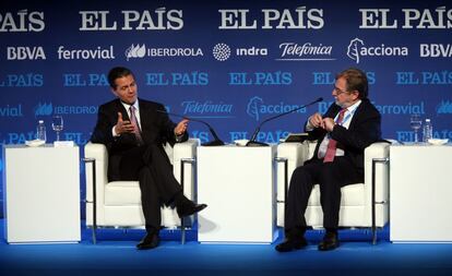 Enrique Peña Nieto junto a Juan Luis Cebrián, presidente del Grupo Prisa, durante el Foro 'México, reformar para crecer'.