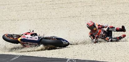 Marc Márquez se va al suelo durante los entrenamientos.