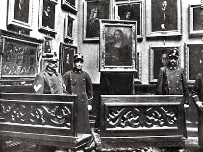 La 'Gioconda' es resguardada en el Louvre (Francia) después de que la pintura de Leonardo da Vinci fuera robada en 1911.