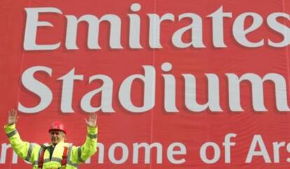 El entrenador del Arsenal posa ante las obras del nuevo estadio.