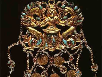 <i>El soberano y los dragones</i>, colgante en oro y piedras preciosas procedente del yacimiento de Tili Tepe.