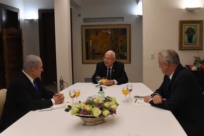 Desde la izquierda, el primer ministro Netanyahu, el presidente Rivlin, y el centrista Gantz, el 15 de marzo en Jerusalén.