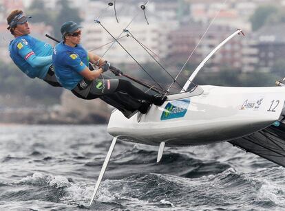 Los regatistas españoles de la clase Nacra 17, Iker Martinez y Tara Pacheco disputan una manga de la quinta jornada del Mundial de Vela Santander 2014 que se disputa en la bahía de Santander.