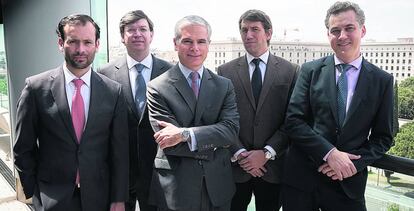 Delante, Jorge Guadarrama-Yáñez, Juan Carlos de los Heros y José Roberto Martins. Detrás, Alejandro Mesa y Luis Dates. Los cinco son socios en energía e infraestructuras de Baker McKenzie en Latinoamérica.