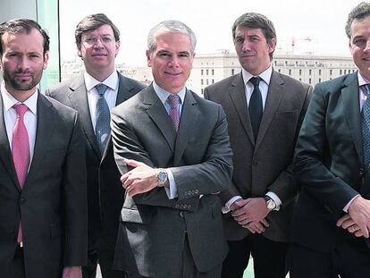 Delante, Jorge Guadarrama-Yáñez, Juan Carlos de los Heros y José Roberto Martins. Detrás, Alejandro Mesa y Luis Dates. Los cinco son socios en energía e infraestructuras de Baker McKenzie en Latinoamérica.