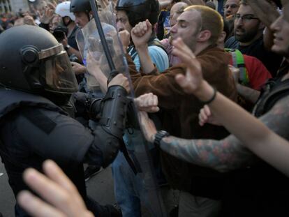 Enfrentamientos entre policías y manifestantes en Barcelona.