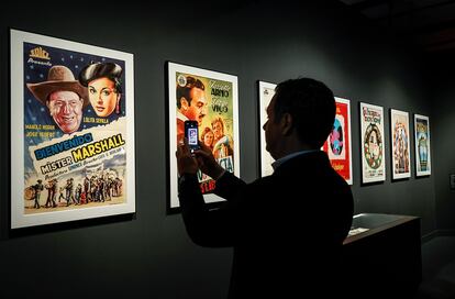 Un visitante hace una foto a una de las obras de la exposición ‘Interior Berlanga’, en CaixaForum València.