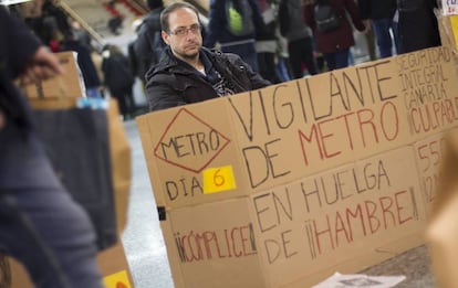 Daniel Galán, vigilante en huelga de hambre, en la estación de metro de Sol.