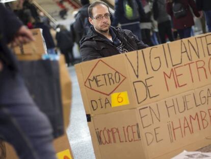 Daniel Galán, vigilante en huelga de hambre, en la estación de metro de Sol.
