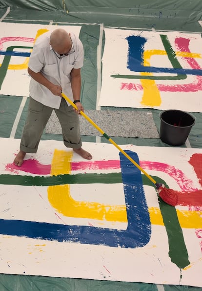 Abraham Cruzvillegas en pleno proceso de creación.