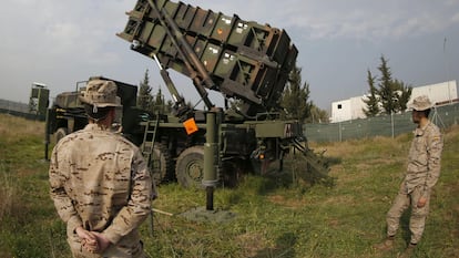 Militares españoles con la batería de misiles Patriot desplegada por el Ejército de Tierra en Adana (Turquía).