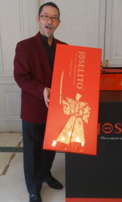 El escultor japonés Etsuro Sotoo, con el cofre diseñado para guardar jamón.