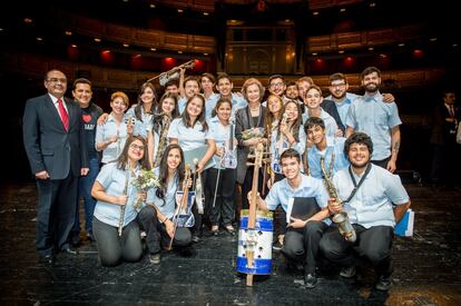 Foto de familia de la orquesta de Cateura en el Teatro Real de Madrid en las navidades de 2017.