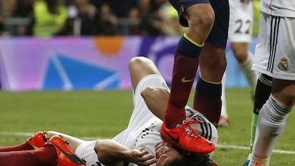 Barcelona's Busquets steps on the face of Real Madrid's Pepe during La Liga's second 'classic' soccer match in Madrid