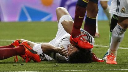 Barcelona's Busquets steps on the face of Real Madrid's Pepe during La Liga's second 'classic' soccer match in Madrid