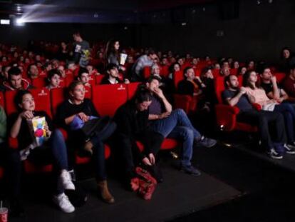 Espectadores en una sala de los cines Princesa, en el primer día de la fiesta del cine en Madrid.