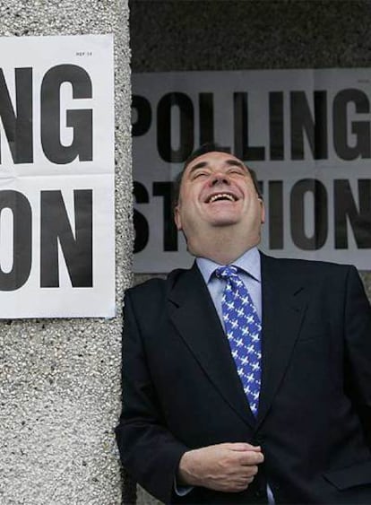 El líder del Partido Nacional Escocés, Alex Salmond, sale del colegio electoral en donde votó el pasado jueves.