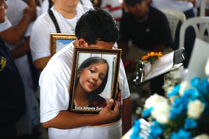 Un hombre sostiene una fotografía de la niña Sofía Delgado, durante su funeral, el 19 de octubre en Candelaria (Colombia). 