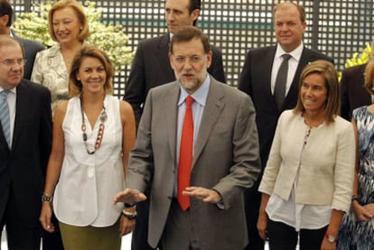 De izquierda a derecha y de arriba abajo, Luisa Fernanda Rudi, José Ramón Bauzá, José Antonio Monago, Juan Vicente Herrera, María Dolores de Cospedal, Mariano Rajoy y Ana Mato, ayer en Madrid.
