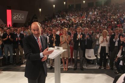 El candidato del PSOE para las próximas elecciones generales, Alfredo Pérez Rubalcaba, se ha mostrado hoy convencido de que puede ser "útil" al país en un momento difícil, ha instado a los socialistas a ser "ambiciosos" y "realistas" y ha garantizado que nunca prometerá algo que no pueda cumplir.