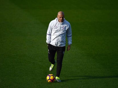 Zidane, este viernes en Valdebebas, en el último entrenamiento previo al clásico.