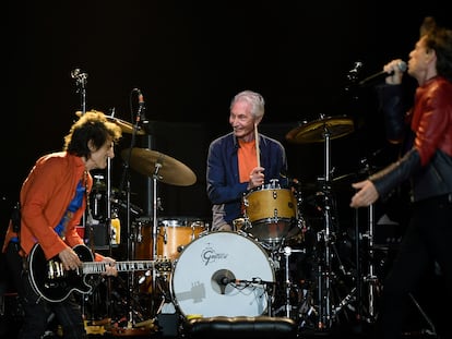 Charlie Watts, ao centro, se apresenta com os Rolling Stones em agosto de 2019 em Denver, Colorado.