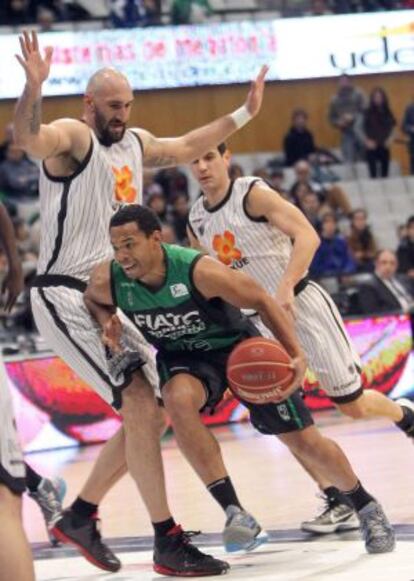 El base Joventut, Corey Fisher, disputa un balón con el pivot serbio Milovan Rakovic.