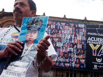 El padre de un canjeable, encadenado como protesta por la suspensión de las negociaciones con las FARC.