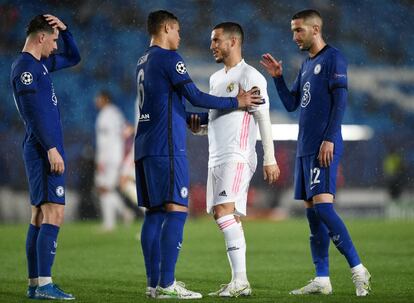 Thiago Silva junto con algunos compañeros saludan a Eden Hazard del Real Madrid, su antiguo compañero en el Chelsea.