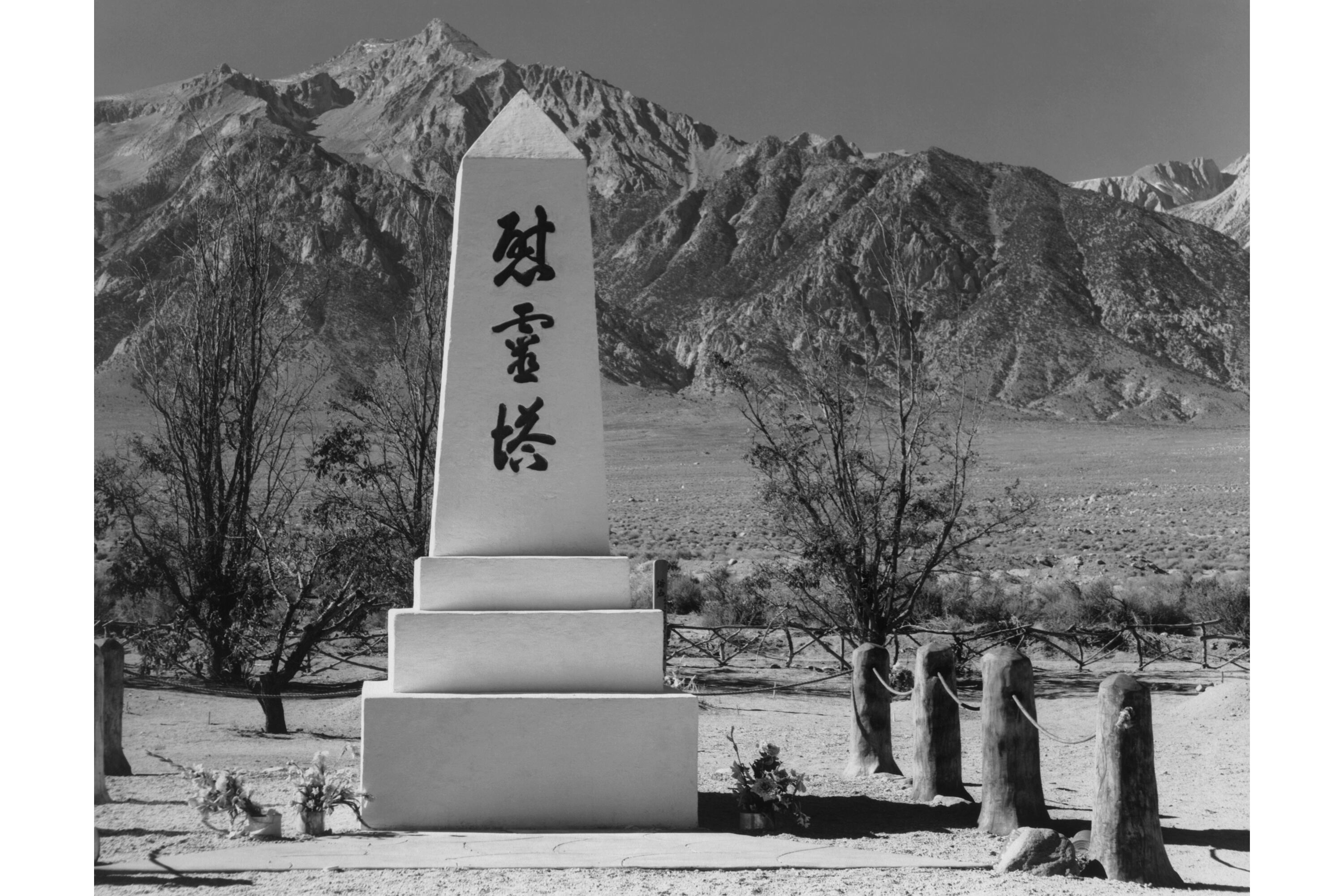Imagen del fotógrafo estadounidense Ansel Adams (1902 1984) tomada en torno a 1943 en el Manzanar, en el valle de Owens, California, el más famoso de los campos de concentración en los que Estados Unidos confinó a 120.000 ciudadanos de origen japonés entre marzo de 1942 y noviembre de 1945 tras el ataque de Japón Pearl Harbour en diciembre de 1941. 