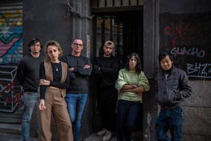 Algunos de los vecinos que tendrán que dejar sus casas antes del lunes, en la puerta del edificio. 