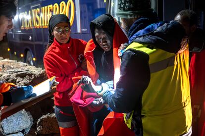 Una de las personas rescatadas a bordo  de un cayuco al sur de la isla de El Hierro.