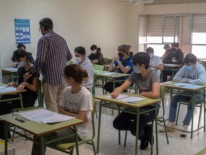 Inicio de las pruebas de Bachillerato Internacional en el Colegio San Francisco de Paula, en Sevilla.