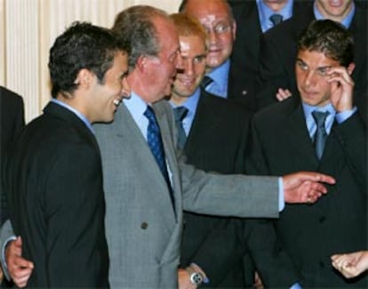 El rey Juan Carlos conversa con Raúl (a su derecha), Cañizares y Joaquín, ayer, en La Zarzuela.