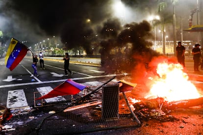 Manifestantes queman distintos objetos durante una protesta contra la reelección del presidente venezolano Nicolás Maduro la madrugada del 29 de julio en Caracas.