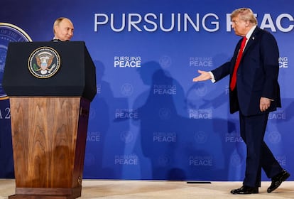 Vladímir Putin y Donald Trump, al término de la conferencia de prensa en Alaska, el 15 de agosto.