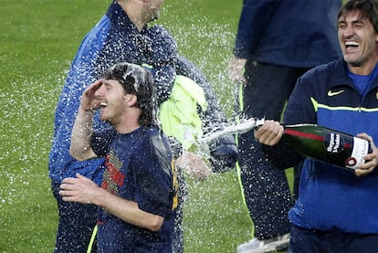 Messi recibe una 'ducha' de cava.