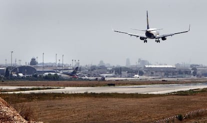 Un avión de Ryanair aterriza en el aeropuerto de Valencia.