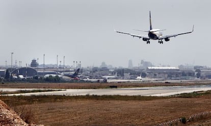 Un avi&oacute;n de Ryanair aterriza en el aeropuerto de Valencia. 