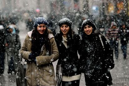 Transeúntes caminan por la avenida Istiklal de Estambul, que vive uno de las nevadas más copiosas de los últimos años.