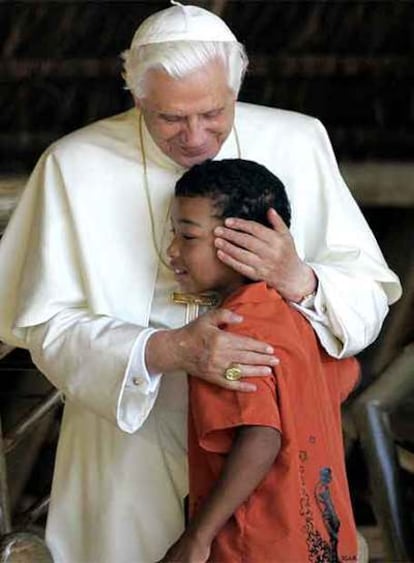 El Papa abraza al hijo de un ex drogadicto, ayer en Brasil.