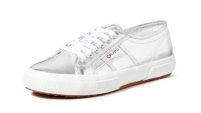 Zapatillas plateadas Superga, con suela y cordones blancos, diseño unisex.