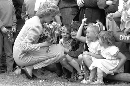 Los niños se convirtieron pronto en grandes aliados de Diana. Se agachaba a hablar con ellos, recibía sus flores, les tocaba la cabeza o las manos... Se sentía cómoda entre ellos. Aquí en una visita a Macedon, Australia, en febrero de 1985.